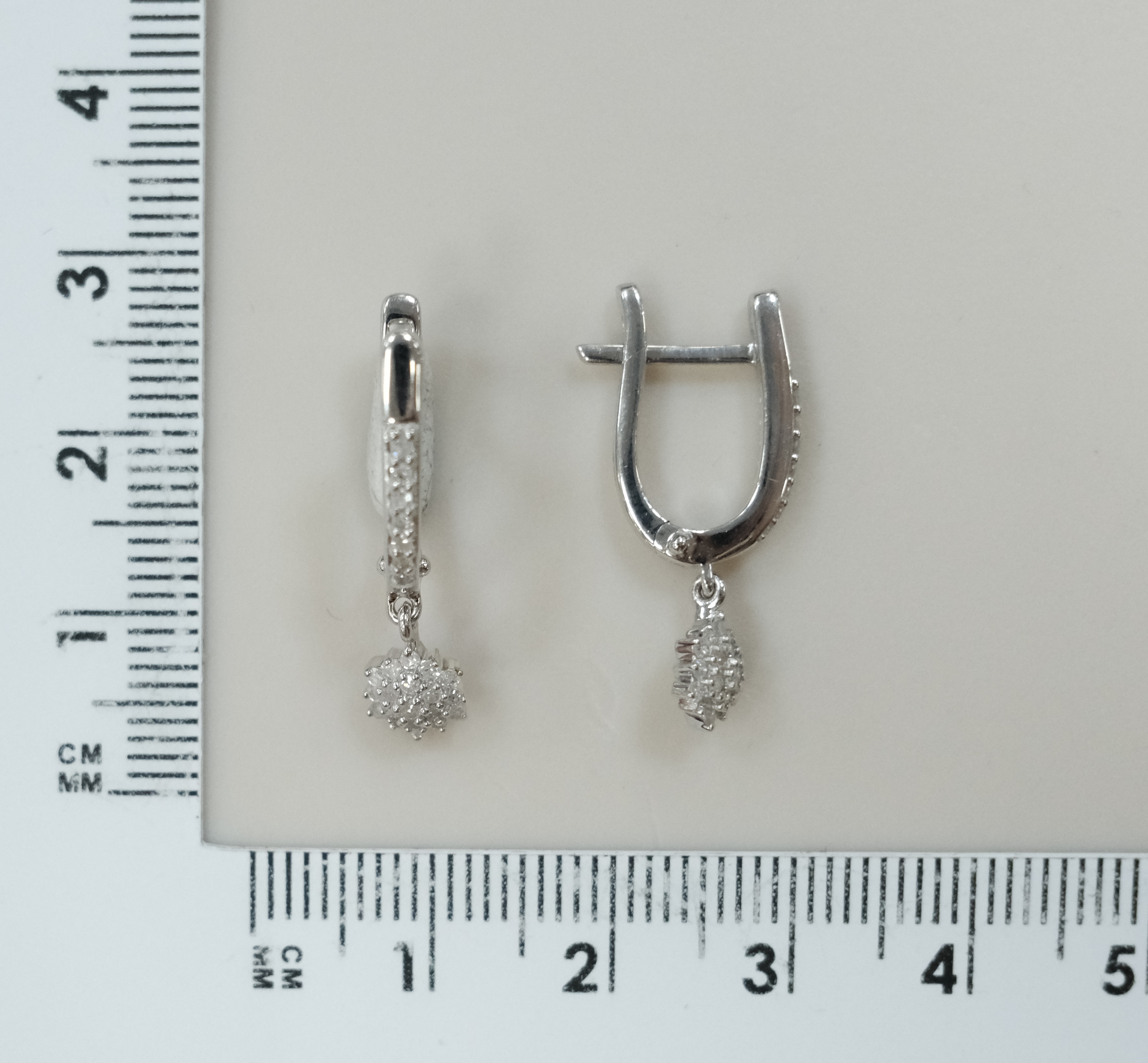 Серебряные серьги с бриллиантами